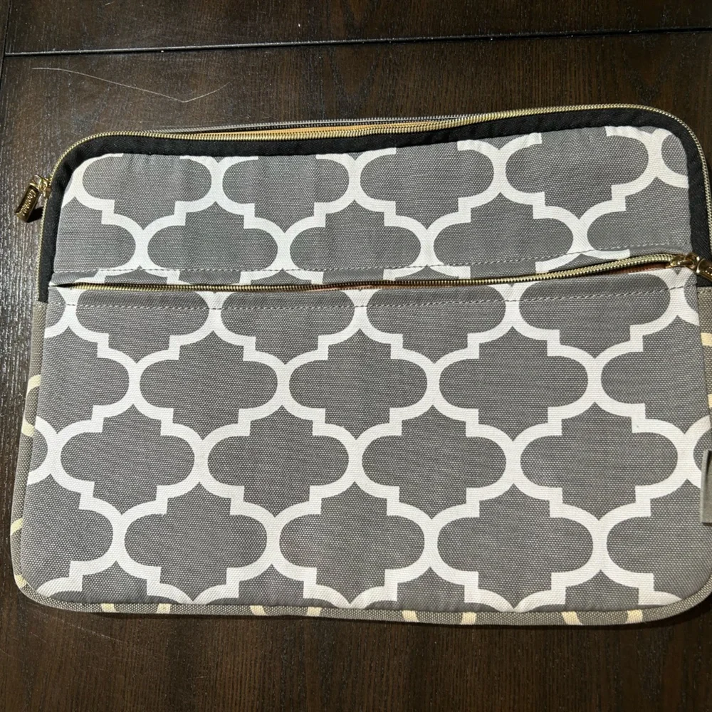 Cool Bell Gray and White Tablet/Laptop Padded Sleeve.